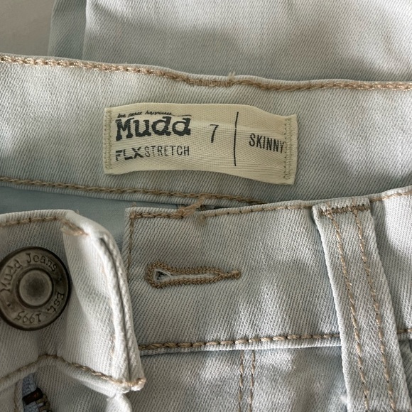 COPY - ⤵️ price drop ! Juniors sz 7 MUDD distressed jeans EUC - Picture 2 of 3